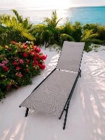 Transat de plage confortable sous le soleil tropical, idéal pour se détendre lors d’un week-end au bord de la mer. Parfait pour profiter du soleil, des paysages marins et la détente en extérieur.