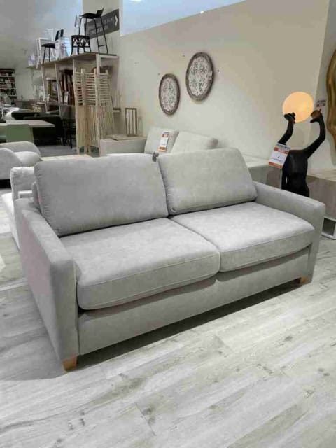 Canapé confortable beige clair pour salon moderne, idéal pour décoration intérieure chaleureuse, mobilier salon tendance, pièce conviviale, confort optimal.