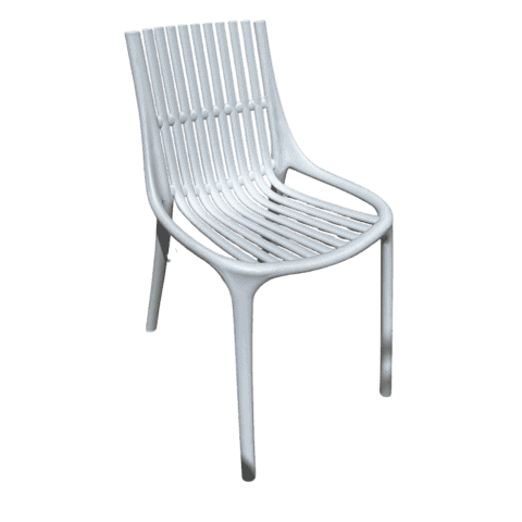 Chaise de jardin blanche à lattes en plastique, idéale pour l'extérieur, résistante aux intempéries, parfaite pour votre espace extérieur.