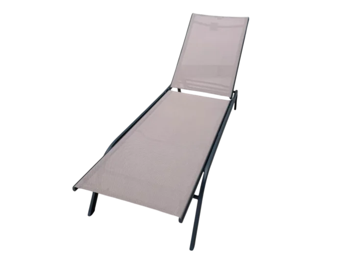 Bain de soleil OKINA en acier anthracite avec assise en textilène taupe, idéal pour se détendre au soleil. Design moderne et robuste, parfait pour votre espace extérieur.