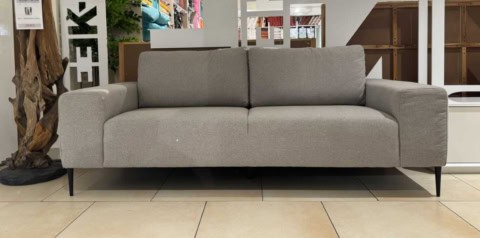 Un canapé gris moderne et élégant idéal pour un salon contemporain, offrant confort et style, parfait pour une décoration intérieure tendance et cosy.