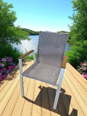 Chaise confortable sur un pont en bois surplombant une rivière, entourée de verdure et de fleurs, parfait pour profiter d'un week-end détente en pleine nature.
