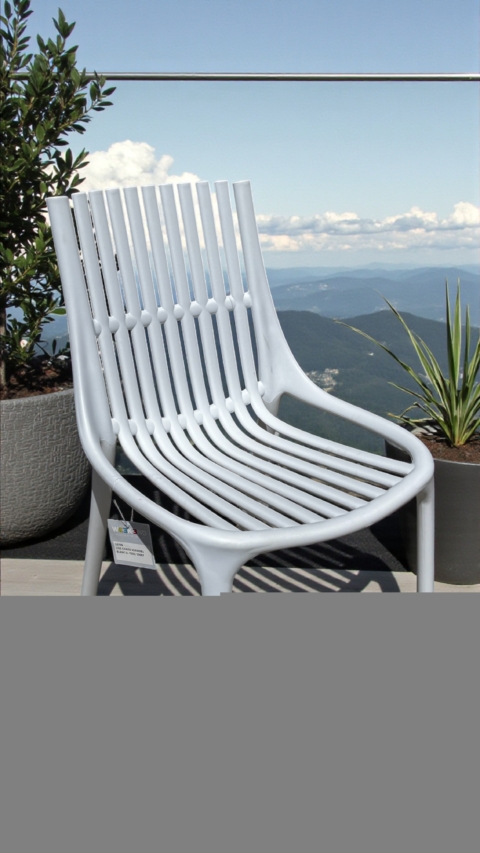 Chaise de jardin blanche en plastique avec lattes, idéale pour l'extérieur, offrant confort et style pour votre espace extérieur. Parfaite pour profiter du soleil et des beaux jours.