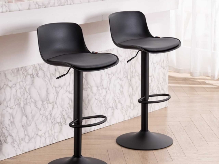 Chaise de bar réglable VITOLO avec coussin noir, pied rond en métal, idéale pour cuisine ou espace de bar moderne. Confortable et élégante, parfaite pour un usage quotidien.