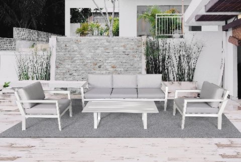 Panneau de terrasse extérieure avec mobilier blanc, idéal pour profiter du weekend en famille ou entre amis dans un cadre extérieur élégant et confortable.