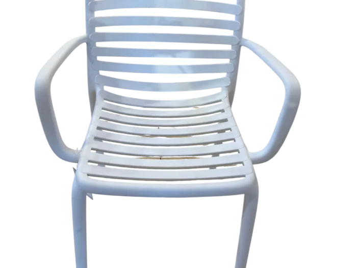 Fauteuil repas en polypropylène blanc, idéal pour la décoration extérieure ou intérieure, offrant confort et style moderne. Parfait pour les espaces de restauration ou de détente.
