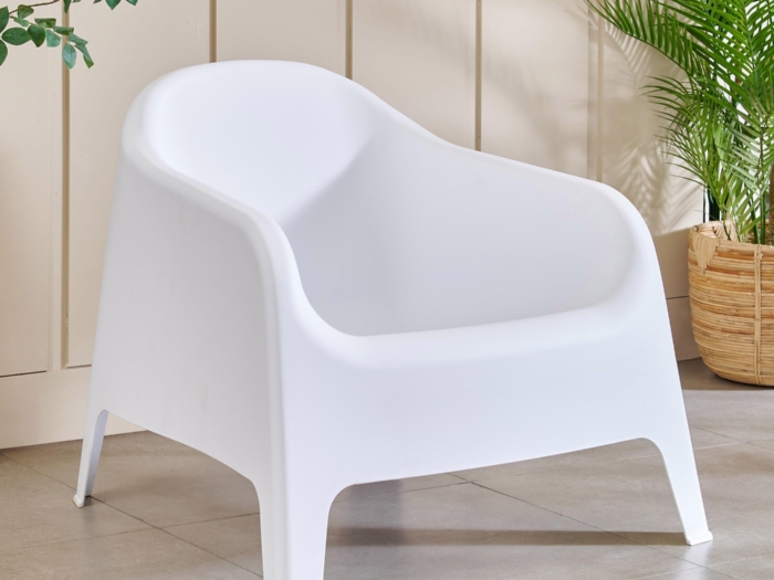 Fauteuil en plastique blanc, design moderne, idéal pour intérieur et extérieur, avec une forme ergonomique et épurée, parfait pour un espace contemporain.