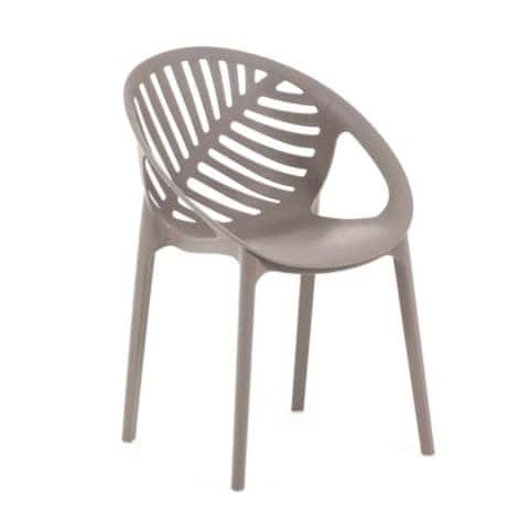 Chaise en plastique gris avec Dos ajouré, idéale pour décoration d’extérieur et détente durant le week-end.