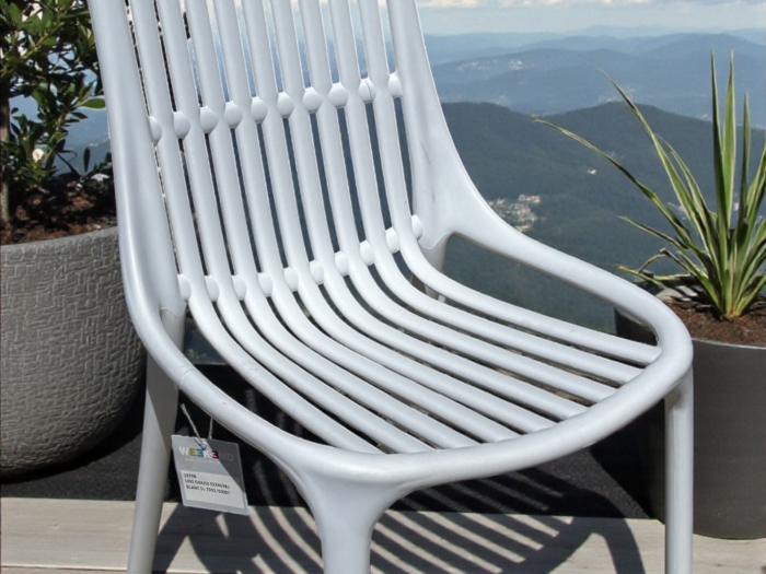 Chaise de jardin blanche en plastique avec lattes, idéale pour l'extérieur, résistante aux intempéries, design moderne, parfaite pour terrasse ou balcon.