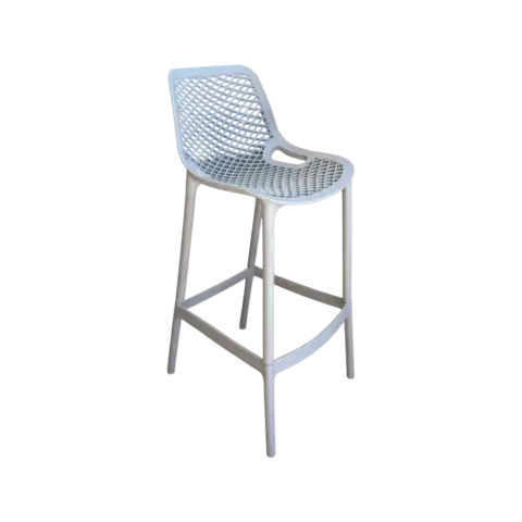 Chaise de bar taupe KANGA en plastique avec dossier en treillis, idéale pour un espace de détente ou un bar extérieur. Design moderne et confortable, parfaite pour un aménagement tendance.