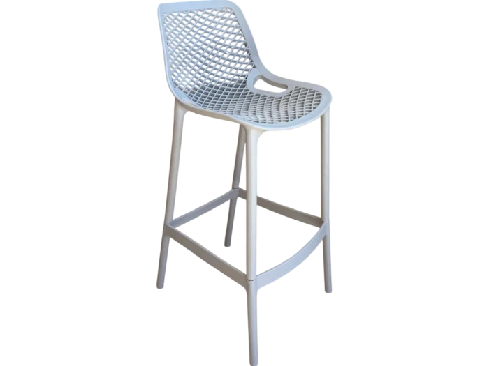 Chaise de bar taupe KANGA en plastique avec dossier en treillis, idéale pour un espace de détente ou un bar extérieur. Design moderne et confortable, parfaite pour un aménagement tendance.