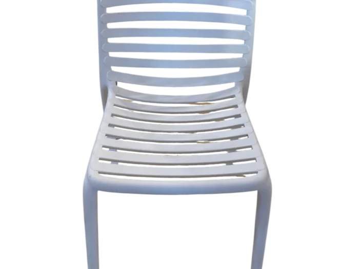 Chaise de repas en polypropylène blanc, design moderne et résistante, idéale pour la cuisine ou la salle à manger. Facile à nettoyer et durable, parfaite pour un intérieur contemporain.
