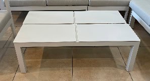 Table moderne en blanc parfait pour un salon ou une salle à manger. Design épuré et élégant pour un style contemporain. Facile à entretenir et idéal pour les repas ou les réunions familiales.