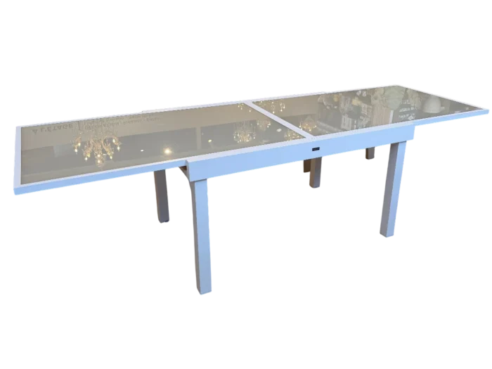 Table extensible EOS en aluminium blanc avec plateau en verre cappuccino, idéale pour repas conviviaux jusqu'à 12 personnes. Design moderne et pratique pour espaces intérieurs et extérieurs.