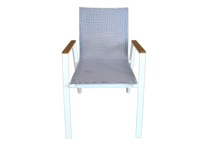 Balcon ou terrasse : fauteuil repas en aluminium blanc avec tissu sling gris, idéal pour un espace extérieur élégant et confortable.