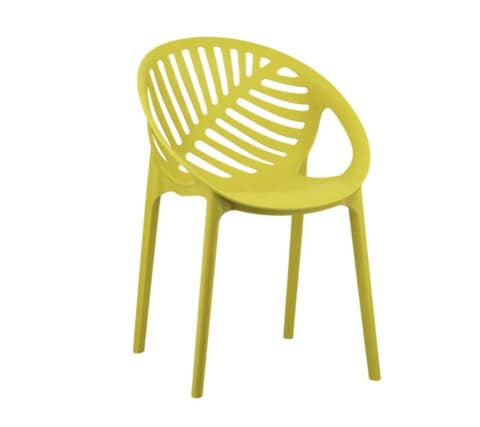 Chaise en plastique jaune avec assise ajourée et structure légère, idéale pour décoration intérieure ou extérieure, parfait pour un style contemporain et tendance.