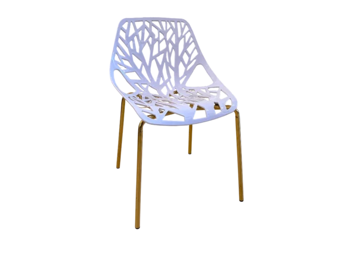 Chaise design blanche LUKAS avec pieds en or, idéale pour un intérieur moderne et élégant. Parfaite pour la salle à manger ou le salon, allie style et confort.