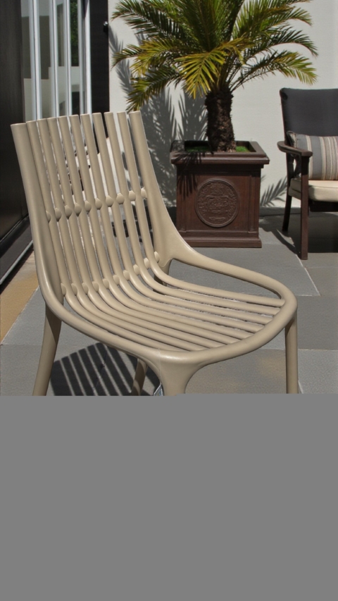 Chaise de jardin cappuccino en plastique avec lattes en extérieur, idéale pour un espace extérieur élégant et confortable. Parfaite pour profiter du soleil dans un cadre moderne et accueillant.