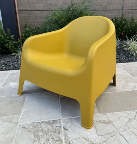 Chaise en plastique jaune pour décoration extérieure. Parfait pour un mobilier de jardin design, élégante et colorée, résistante aux intempéries, idéale pour profiter du week-end en plein air.