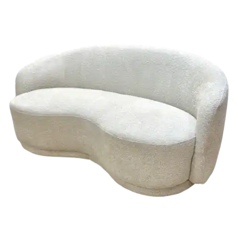 Canapé 2 places en tissu beige, parfait pour un salon moderne ou classique, offrant confort et style. Idéal pour accueillir vos invités ou se détendre en toute élégance.