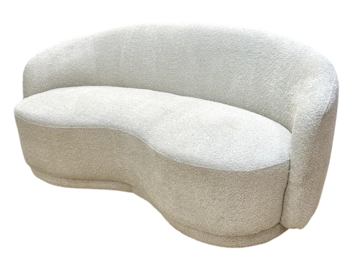 Canapé 2 places en tissu beige, parfait pour un salon moderne ou classique, offrant confort et style. Idéal pour accueillir vos invités ou se détendre en toute élégance.
