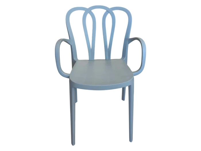Chaise design en polypropylène gris, idéale pour intérieur moderne ou extérieur, offrant confort et style avec ses bras et son dossier élégant.