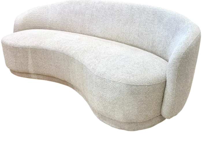 Canapé 3 places en tissu beige, design moderne et confortable, idéal pour salon contemporain. Parfait pour accueillir famille et amis avec style et confort.