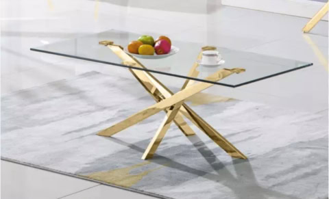 Table moderne avec plateau en verre transparent et base en métal doré, idéale pour une ambiance chic et sophistiquée.