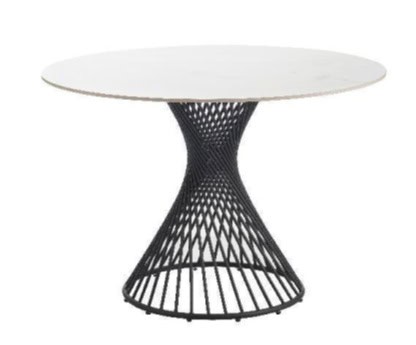 Table basse contemporaine en rotin noir avec plateau blanc pour salon moderne, parfait pour décoration intérieure élégante.