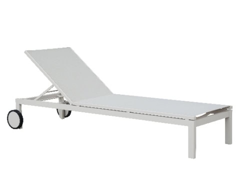 Chaise longue de plage blanche pour détente et soleil, parfaite pour profiter d’un week-end au bord de la mer ou à la piscine.