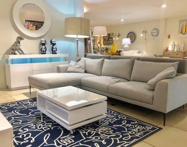 Une suite moderne et cosy avec un canapé blanc, une table basse élégante, et une décoration raffinée pour un week-end détente.