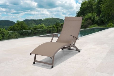 Chaise longue en aluminium avec toile taupe, idéale pour se détendre au soleil. Conçue pour un confort optimal, cette chaise longue allie élégance et durabilité pour vos moments de relaxation en extér.