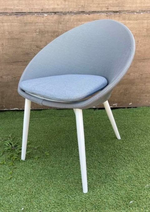 Chaise design moderne avec assise rembourrée pour un confort optimal, idéale pour aménager un espace extérieur stylé. Parfaite pour un coin détente ou repas en plein air.