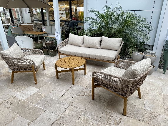 Élégant salon de jardin en bois tressé avec 3 places, fauteuils et table, idéal pour une ambiance cosy en extérieur, résistant aux intempéries, parfait pour l'été.