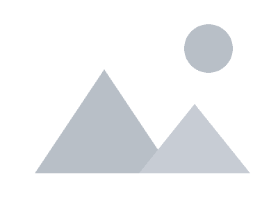 Vitrine SANDRIO avec porte blanche et éclairage LED intégré, idéale pour mettre en valeur vos objets ou produits dans un espace moderne et élégant.