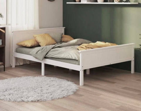 Lit contemporain avec coussins douillets.