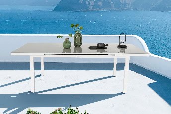 Table extérieure avec vue sur mer à Santorin, Grèce, ambiance relaxante et panoramique, idéale pour profiter du soleil et du bon temps en face de l'océan.