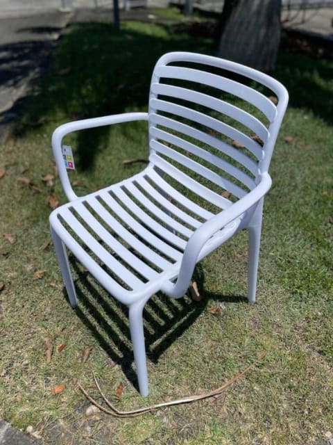 Chaise de jardin blanche en plastique avec design contemporain, parfaite pour une utilisation extérieure pendant les weekends ou pour profiter du soleil dans votre espace extérieur.