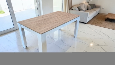 Table blanche avec plateau en bois décoratif, idéale pour repas et réunions. Son design moderne s'intègre parfaitement dans une salle à manger ou un salon contemporain, offrant style et fonctionnalité.