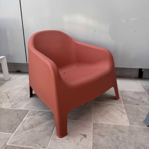 Chaise moderne en matériau résistant adaptée à l'extérieur, idéale pour patios, jardins ou terrasses, apportant style et confort à vos espaces extérieurs.