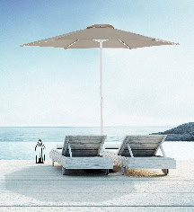 Deux chaises longues et un parasol sur la plage avec vue sur la mer, ambiance détente et vacances, parfait pour se relaxer au soleil.