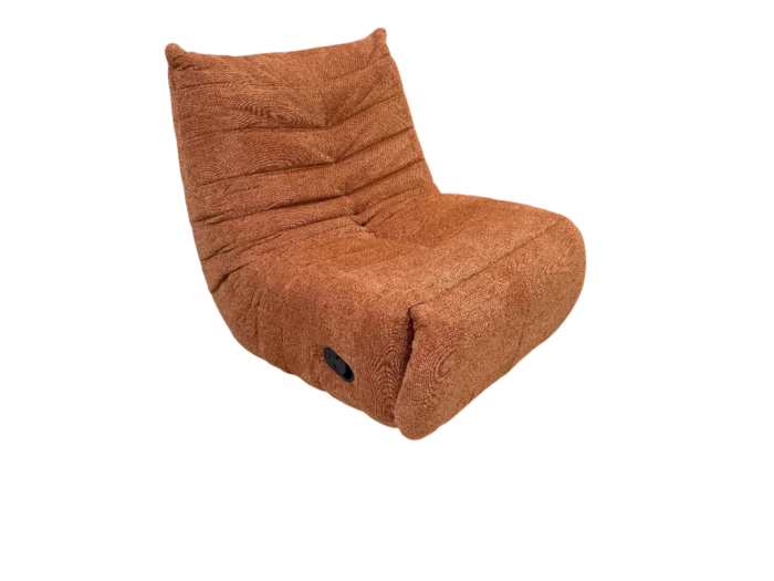 Fauteuil tournant relax en tissu terra cotta, idéal pour un espace de détente moderne et confortable. Design ergonomique avec tissu doux, parfait pour un salon ou une salle de lecture.