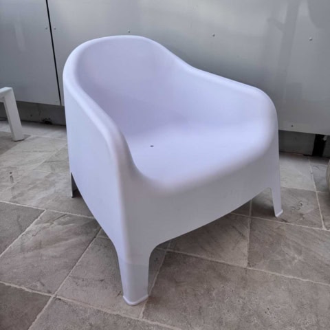 Chaise de jardin blanche en plastique, design contemporain pour un extérieur chic et confortable.