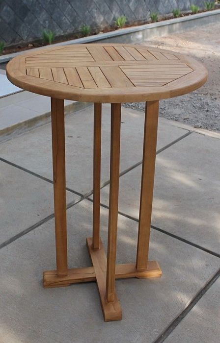 Table en bois élégant et résistante pour terrasse ou jardin, parfaite pour un pique-nique ou une pause en plein air. Design classique et robuste pour une utilisation extérieure durable.