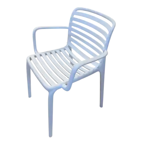 Fauteuil repas en polypropylène blanc, idéal pour la terrasse ou la salle à manger. Confortable et léger, ce fauteuil design s'intègre parfaitement dans un espace extérieur ou intérieur moderne.