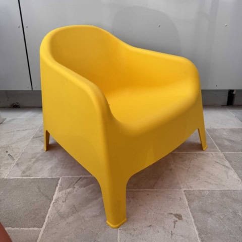 Chaise pour enfant en plastique jaune avec un style contemporain, idéale pour décoration intérieure ou extérieure, résistante et confortable pour les petits.