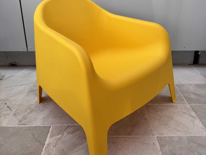 Fauteuil en plastique jaune, design moderne, parfait pour intérieur et extérieur, idéal pour un espace de détente coloré et contemporain.
