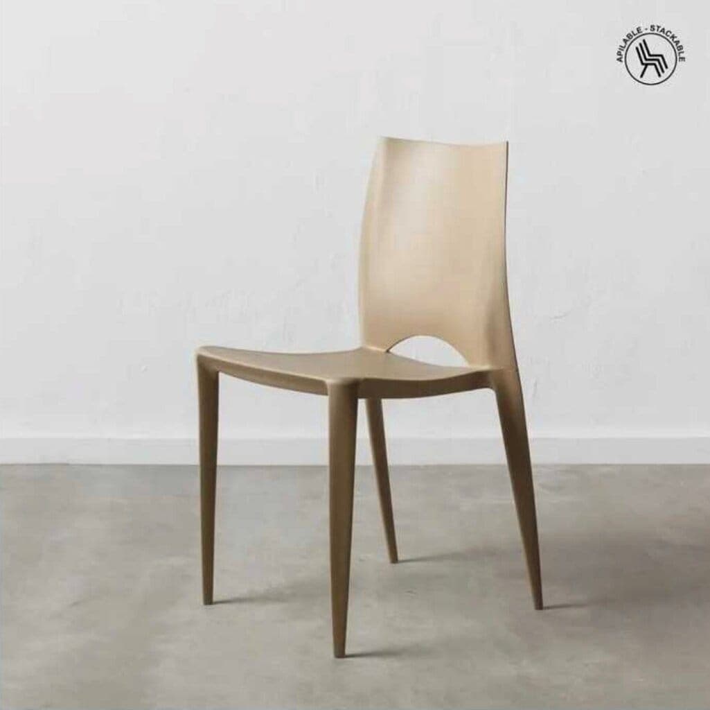 Chaise empilable en polypropylène de couleur taupe avec un design contemporain, légère et pratique, parfaite pour gagner de la place.