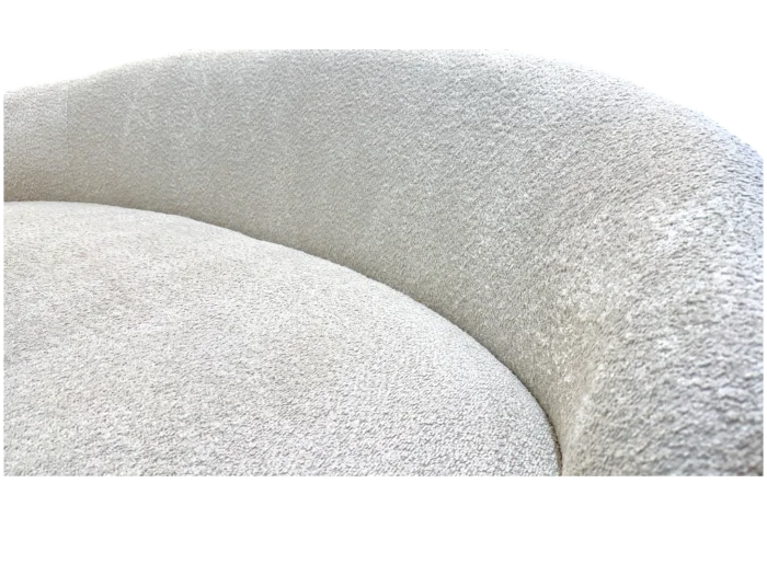 Canapé 2 places en tissu beige, design moderne et confortable, idéal pour un salon élégant. Parfait pour se détendre et recevoir des invités dans un espace cosy et tendance.