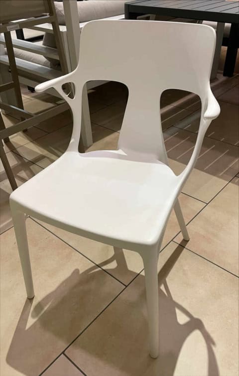 Chaise design blanche en plastique, fauteuil élégant pour intérieur moderne, parfait pour salon ou salle à manger, offrant confort et style contemporain.